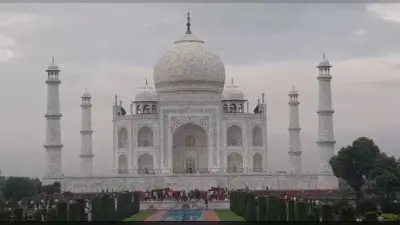 Agra news : खतरे में ताजमहल, बिजली कंपनी की लापरवाही के कारण टार्च की रोशनी में विश्व धरोहर की सुरक्षा