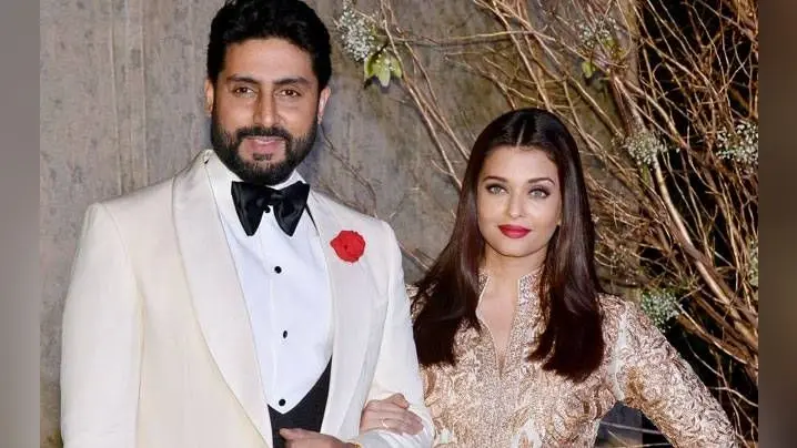ऐश्वर्या राय को रिंग पहनाते नजर आए अभिषेक बच्चन, एक्ट्रेस ने शेयर की अनदेखी फोटो, Big B का कमेंट वायरल