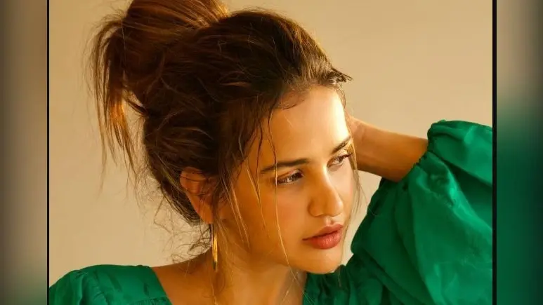 Aisha Sharma के साथ दिल्ली एयरपोर्ट पर हुई बदसलूकी, एक्ट्रेस ने जांच कर्मियों पर लगाए गंभीर आरोप