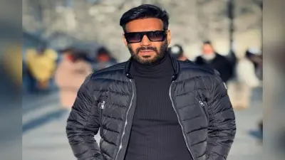 Ajay Devgn की लेटेस्ट फोटोज देख फैंस बोले- बोलो जुबां केसरी… भोला स्टार के डैशिंग लुक पर हो जाएंगे फिदा