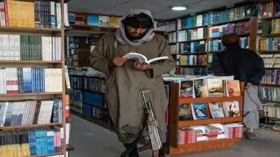 AK-47 के साथ किताब पकड़े शख्स की तस्वीर पर छिड़ी बहस, Viral Tweet पर मिला ऐसा रिएक्शन