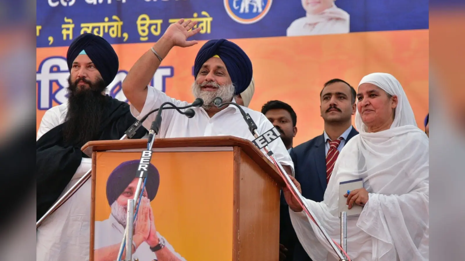 Punjab Election 2022: किसके सिर सजेगा पंजाब का ताज ? टेंशन में कांग्रेस, सुखबीर बादल ने किया ये वादा