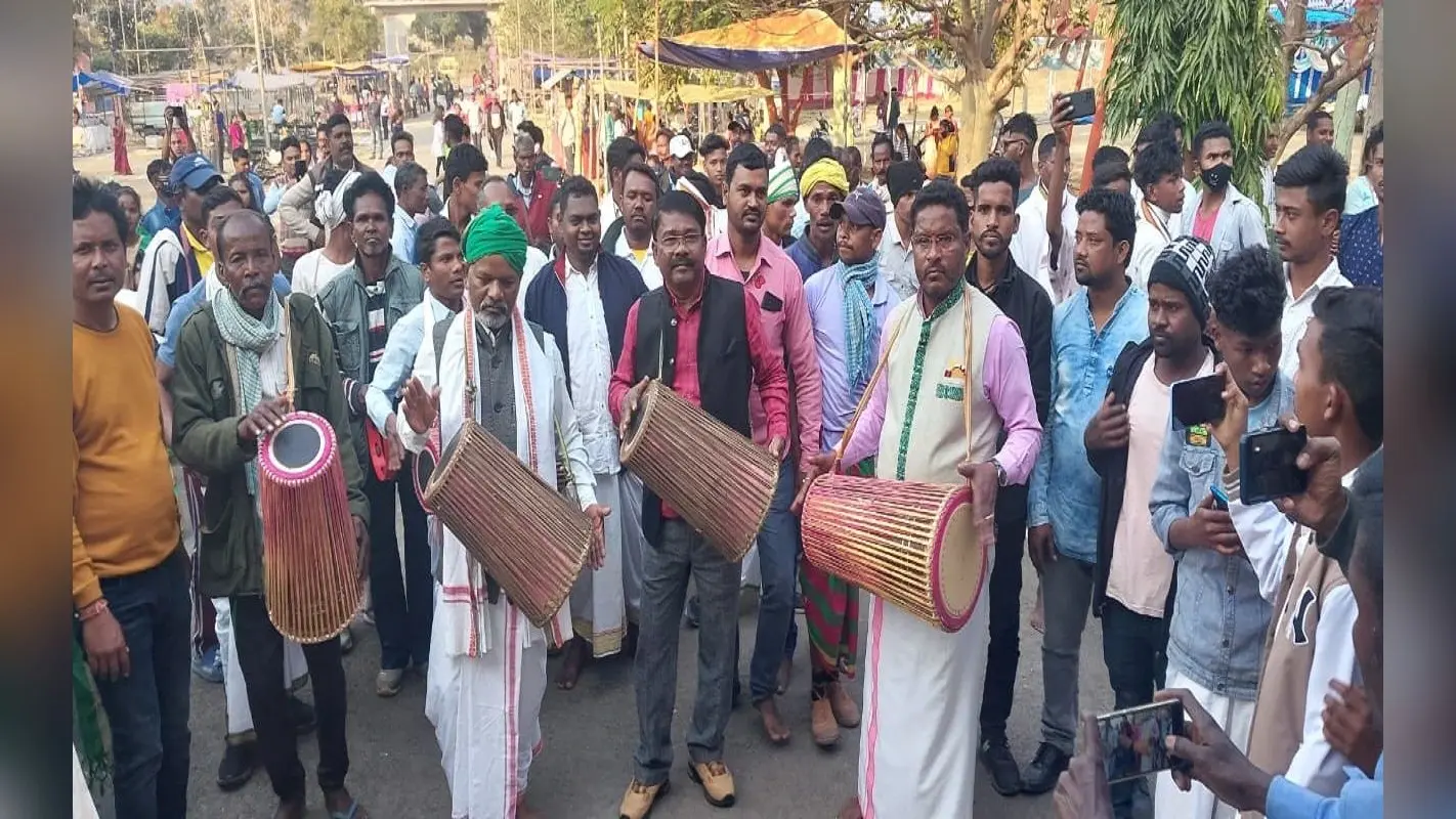Jharkhand News: मां आकर्षणी की शक्ति पीठ पर बुरु मागे की हुई पूजा, मांदर की थाप पर थिरके लोग