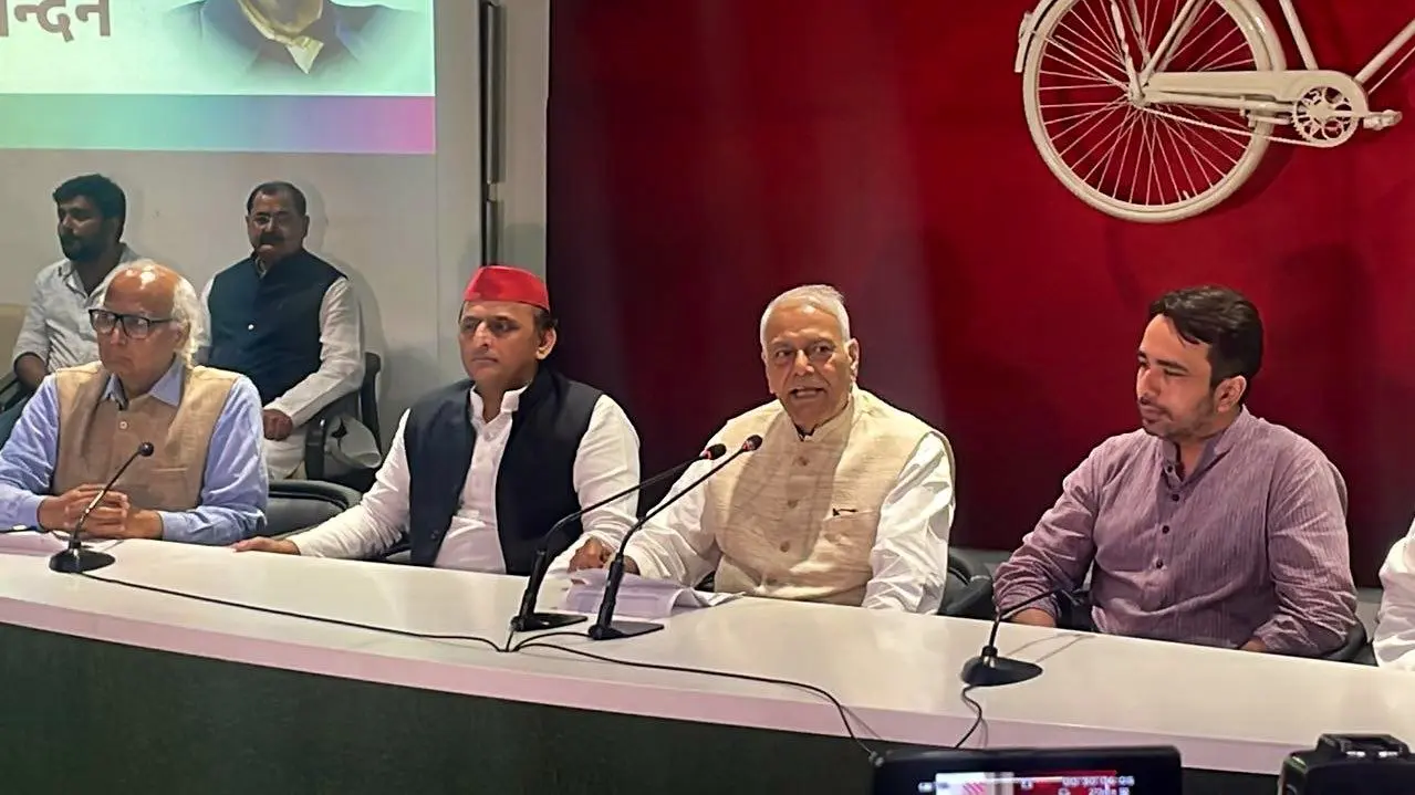 UP News: अखिलेश यादव के खिलाफ FIR, लखीमपुर जाने के दौरान सरकारी काम में बाधा डालने का आरोप