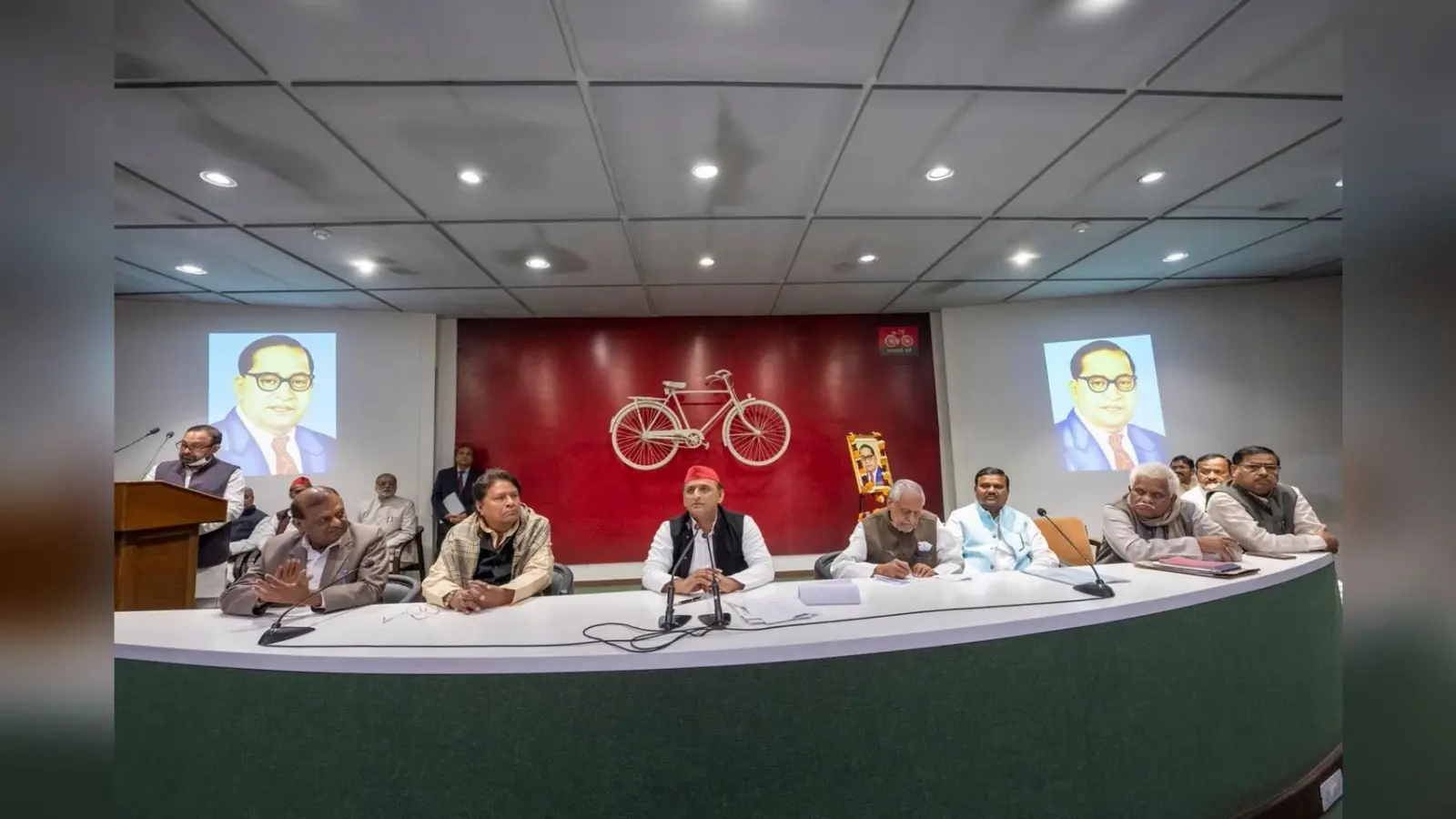 अखिलेश यादव की शायरी में बीजेपी पर तंज- जो कहने के लिए करते चौबीसों घंटे काम, फिर भी हैं फुल नाकाम