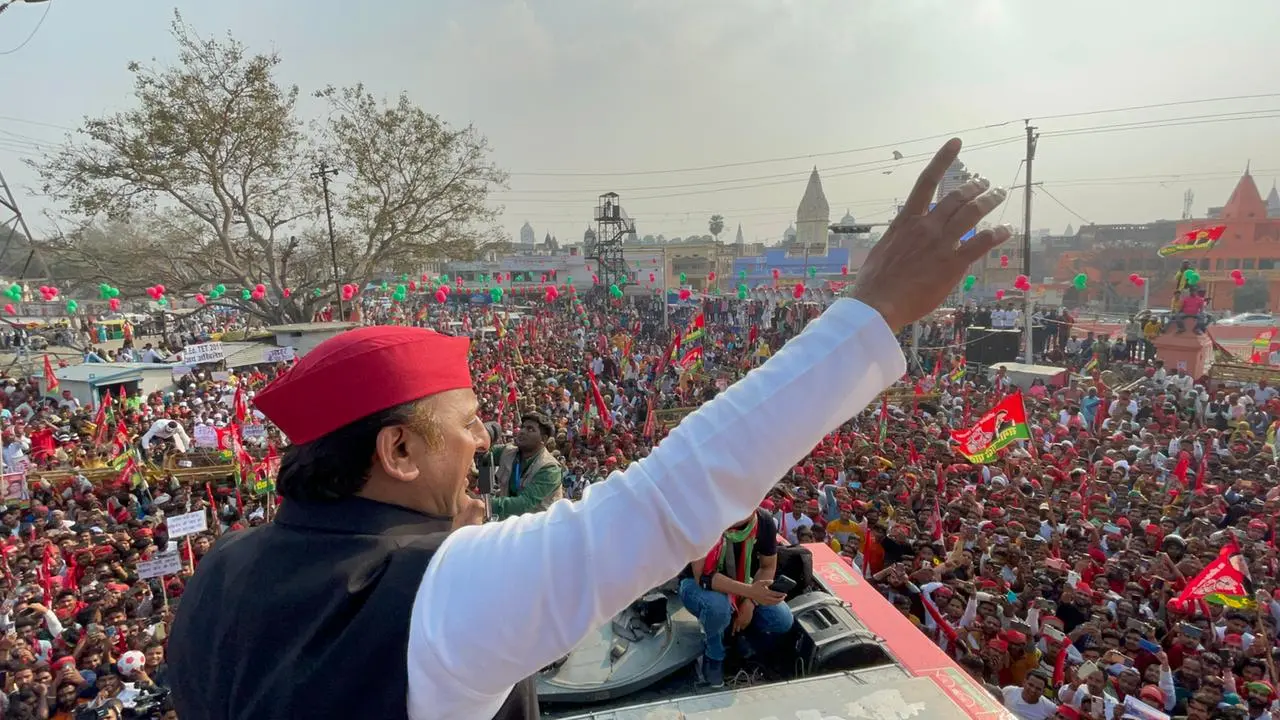 UP Chunav: सपा सुप्रीमो अखिलेश यादव का सवाल- पहले नवंबर तक दे रहे थे राशन, चुनाव आते ही मार्च क्यों किया?