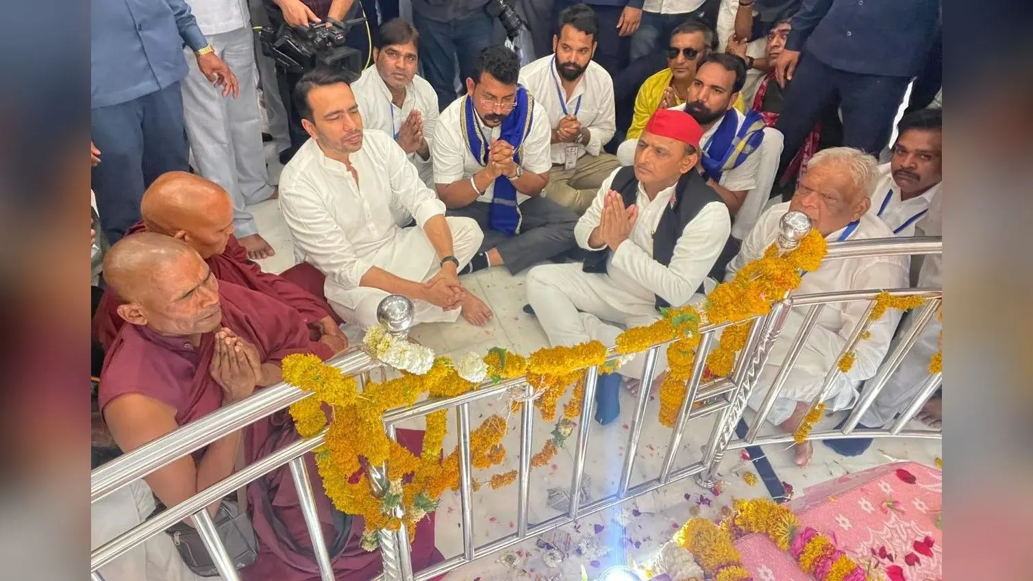 डॉ. अंबेडकर की जन्मस्थली महू में अखिलेश यादव, संविधान बचाने का लिया संकल्प, जयंत चौधरी, चंद्रशेखर भी थे मौजूद