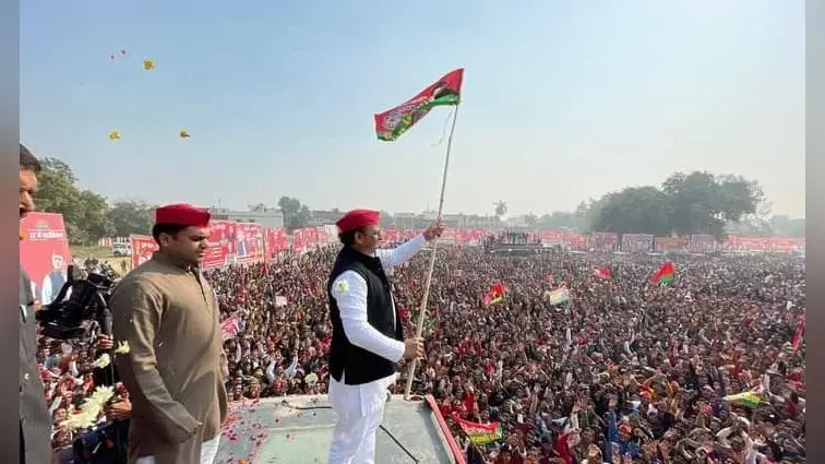 सपा नेताओं पर IT छापे के बाद मुलायम के गढ़ मैनपुरी में गरजे अखिलेश यादव, कहा- ‘जो डर गया सो मर गया’