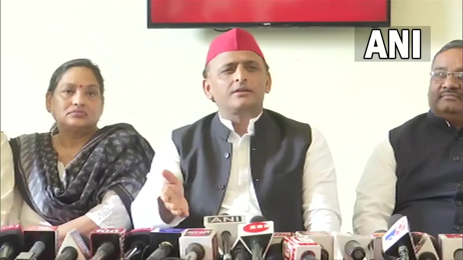 कुशीनगर में सपा सुप्रीमो अखिलेश यादव बोले, देश में है फेकू और बेचू सरकार…प्रदेश में चल रहा ‘ठोको राज’