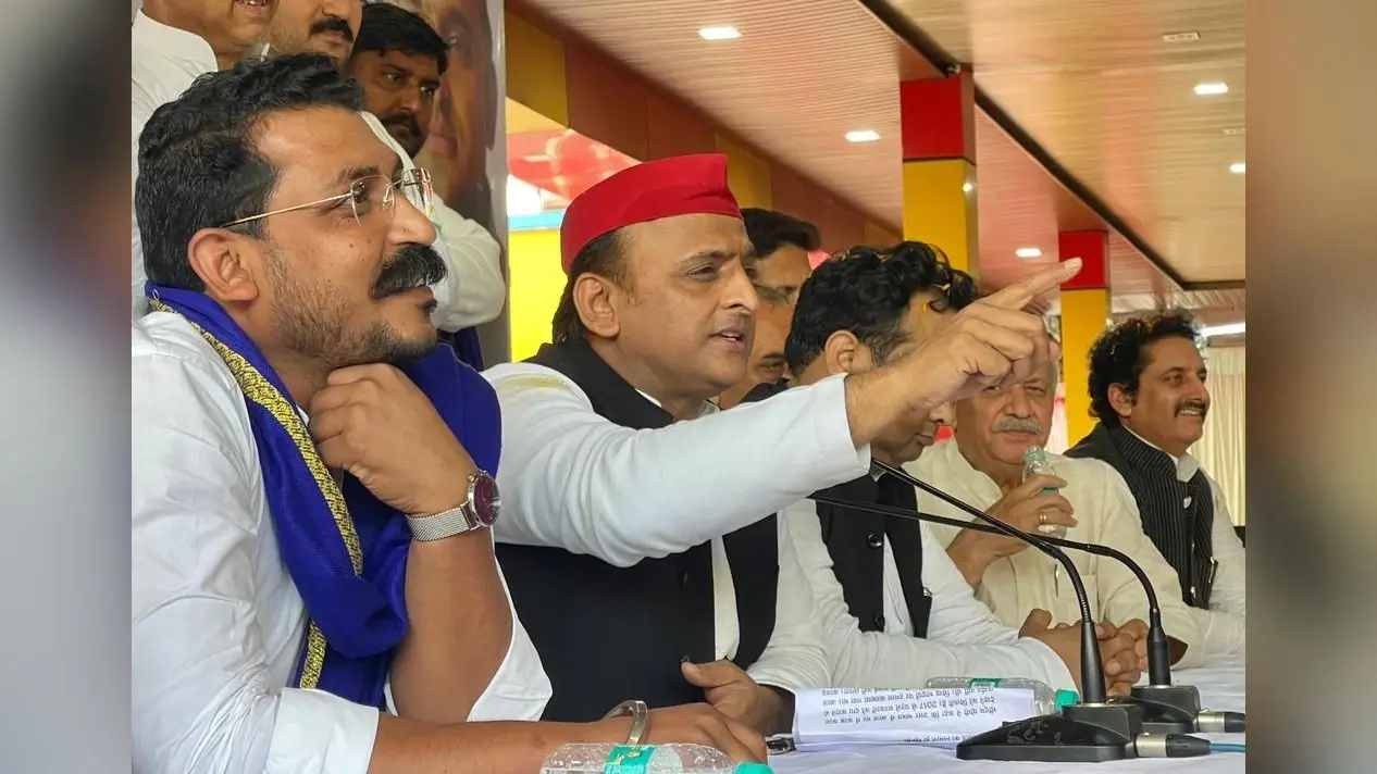 यूपी निकाय चुनाव: अखिलेश यादव ने सहारनपुर में स्मार्ट सिटी और लॉ एंड ऑर्डर पर उठाये सवाल, रोड शो किया