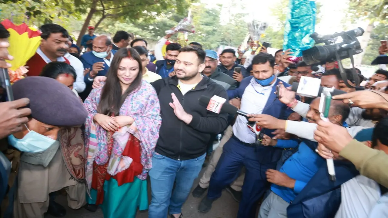 Bihar News : समर्थकों से मिले तेजस्वी-राजश्री, भोजपुरी गायक ने सुनाया -‘अंगना में आइल बहार भौजी…’ गाना