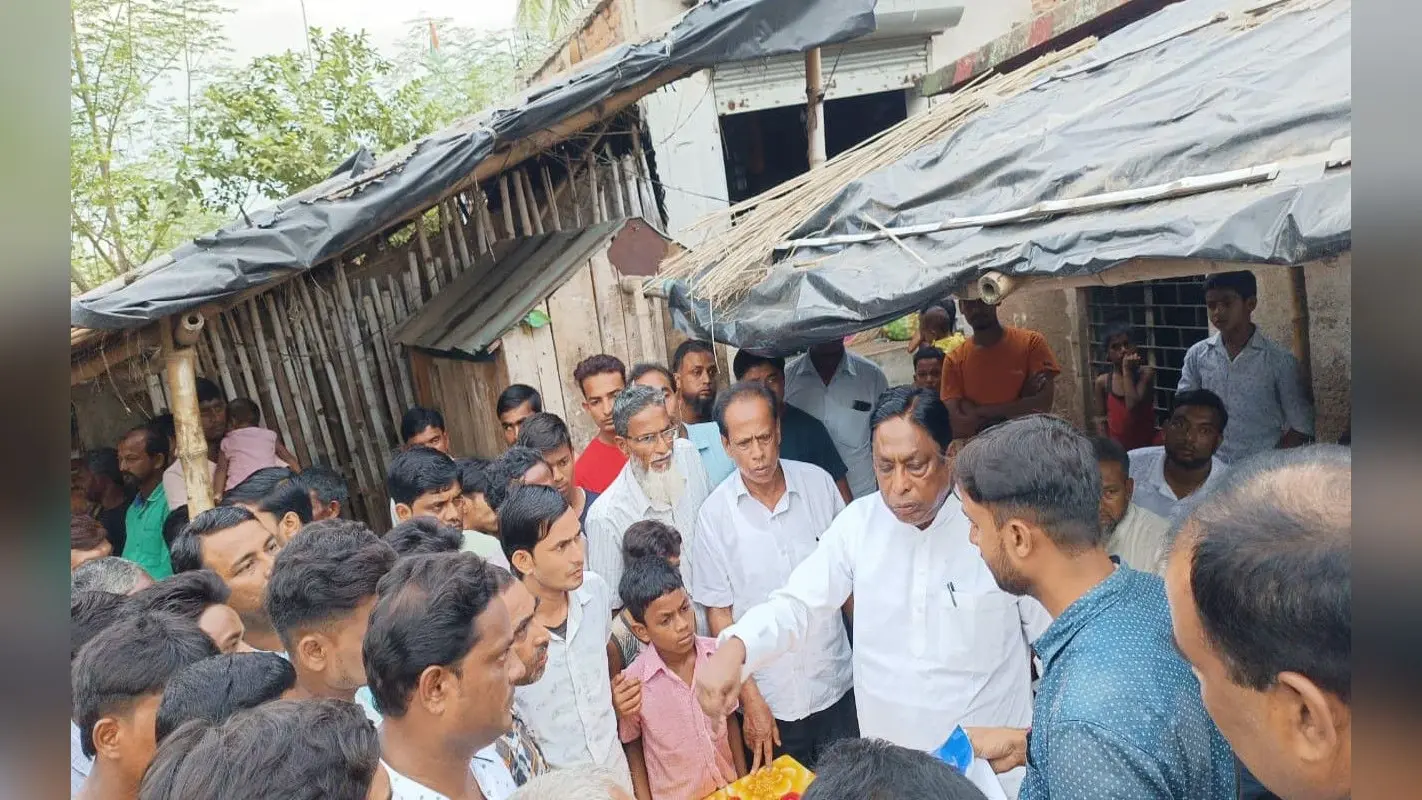 पाकुड़ के सिरसा टोला में आगजनी के शिकार पीड़ित परिवार से मिले मंत्री आलमगीर आलम, दिया मदद का भरोसा