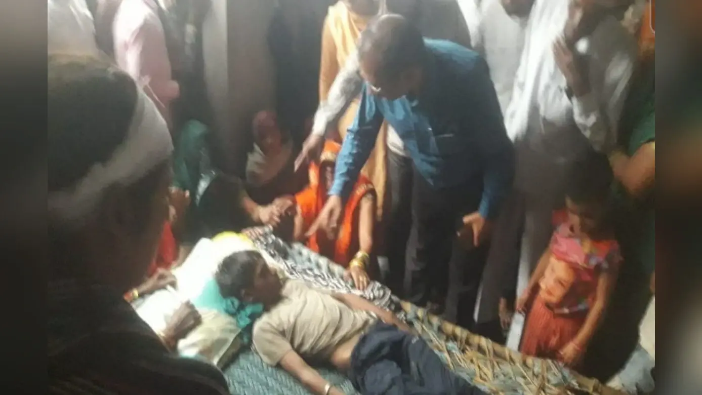 अलीगढ़: डिप्टी जेलर ने कर दिया फरार सपा नेता नदीम अंसारी को सम्मानित, CM योगी से की गई शिकायत