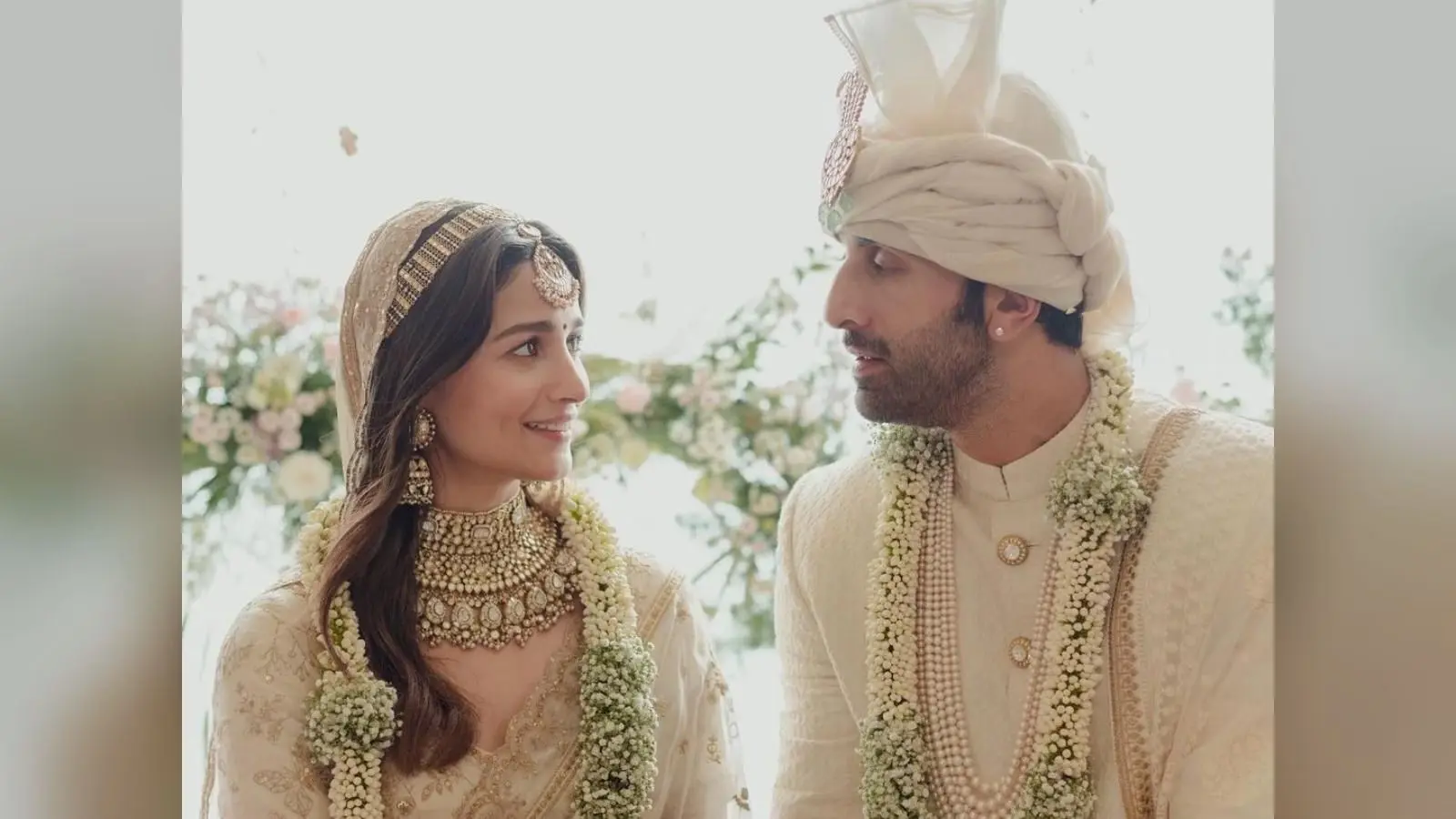 Alia Ranbir Reception: आलिया-रणबीर की पार्टी में सेलेब्स जमाया रंग, शाहरुख खान भी आए नजर; VIDEO