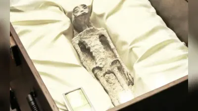 मेक्सिको की संसद में रखी गयी 1000 साल पुरानी Alien की लाश ! हाथों में थी सिर्फ तीन उंगलियां