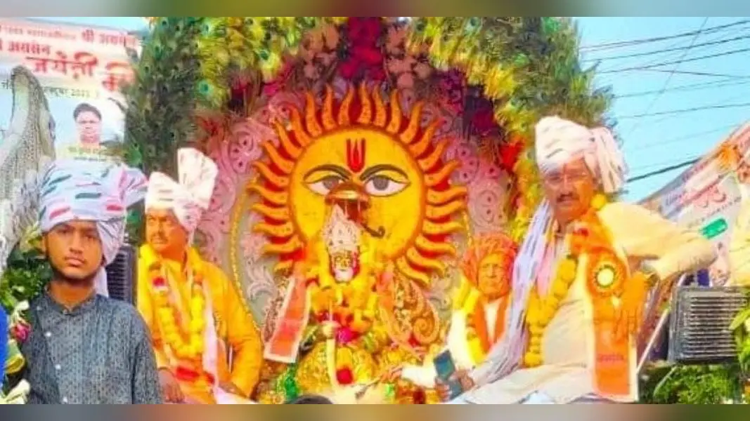 Aligarh News: शोभायात्रा में किशोरी के साथ बड़ा हादसा, जनरेटर की चपेट में आने से स्किन समेत उखड़े बाल