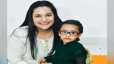 अलीगढ़ में कार के सामने अचानक आया कुत्ता, बचाने के चक्कर में मां की गोद से छिटककर मासूम की मौत