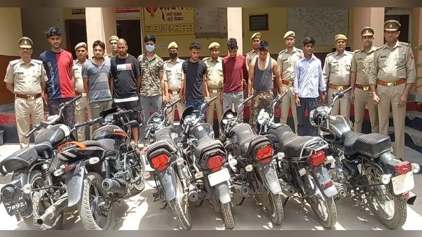 पुलिस और एक महिला के उत्पीड़न से तंग युवक ने दी जान, थाने में हंगामे के बाद इंस्पेक्टर-दरोगा लाइन हाजिर