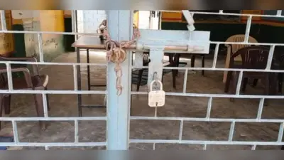 शिक्षकों से परेशान पैरेंट्स ने स्कूल में जड़ा ताला, बच्चों को खिला रहे थे सड़ा खाना, हेडमास्टर निलंबित