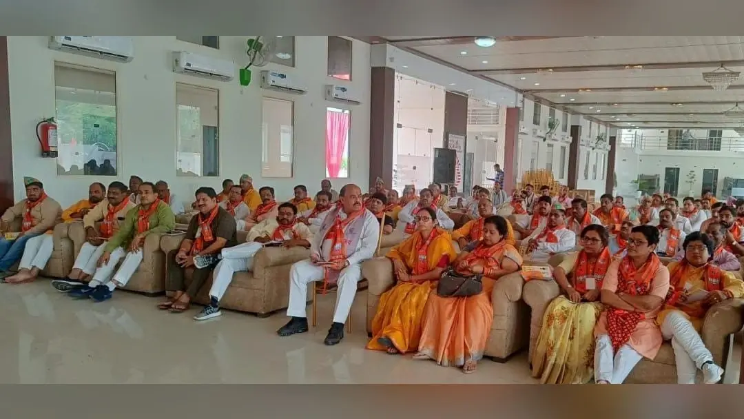 अलीगढ़ में पहले दिन किसी ने नहीं किया नामांकन, 37 ने खरीदे नामांकन पत्र