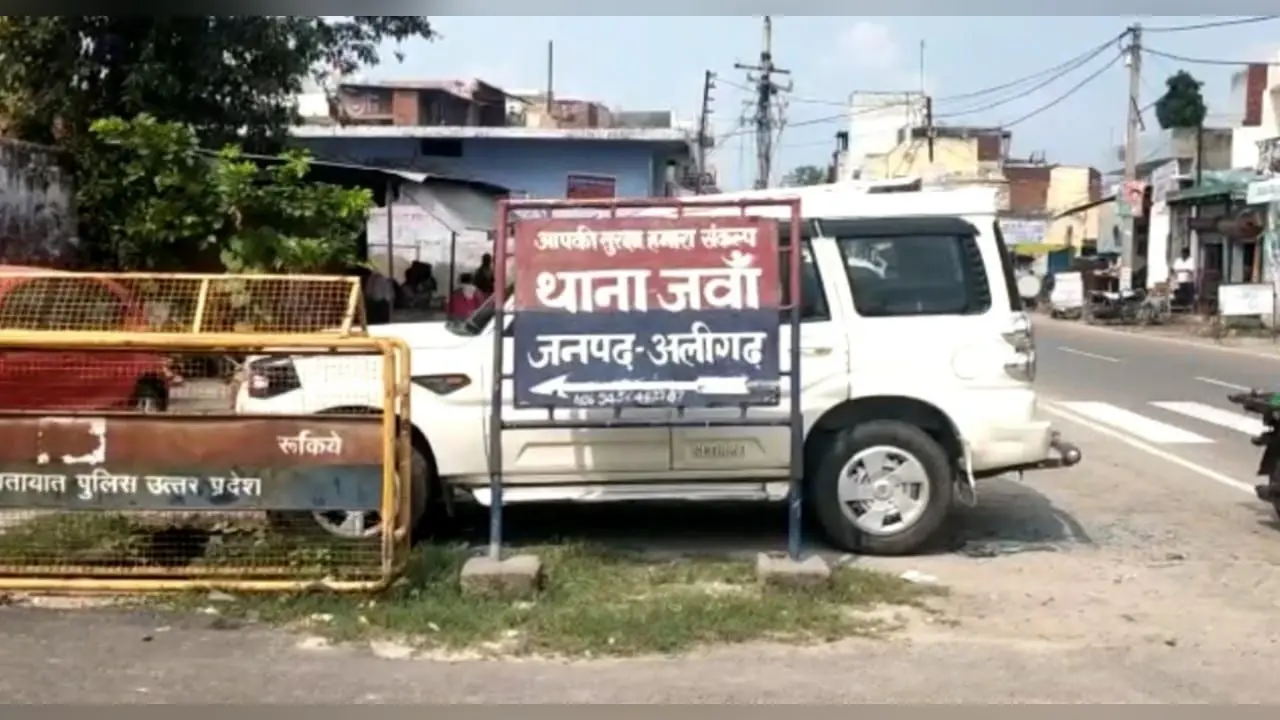 अलीगढ़ः पिता के अंतिम संस्कार कर लौट रहा था पूरा परिवार, अनियंत्रित होकर पलटी कार, एक की मौत, 7 लोग घायल