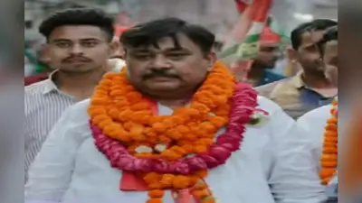 AMU में M.voc कोर्स हुआ बंद तो स्टूडेंट्स का फूटा गुस्सा, भारी बारिश के बीच धरने पर बैठे छात्र-छात्राएं