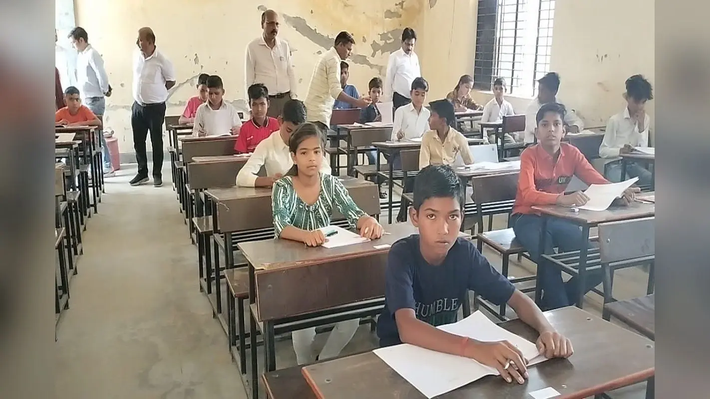 Aligarh: कांवड़ियों को अलीगढ़ में बांटी बीयर, वीडियो हुआ वायरल, पुलिस ने युवक को किया गिरफ्तार, भेजा जेल