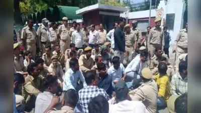 अलीगढ़: बिजली कटौती के विरोध में कलेक्ट्रेट परिसर में प्रदर्शन, गर्मी से हुई मौत के लिए सरकार से मांगा मुआवजा