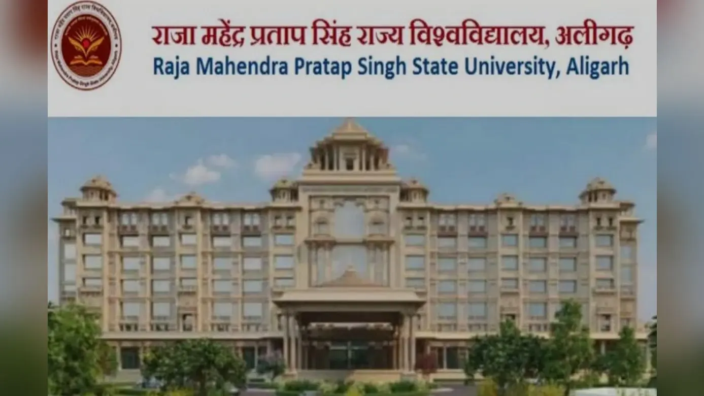 अलीगढ़: बरसात में खुली स्मार्ट सिटी की पोल, गड्ढे में फंसी भाजपा महानगर अध्यक्ष की कार, 3 घंटे बाद निकली
