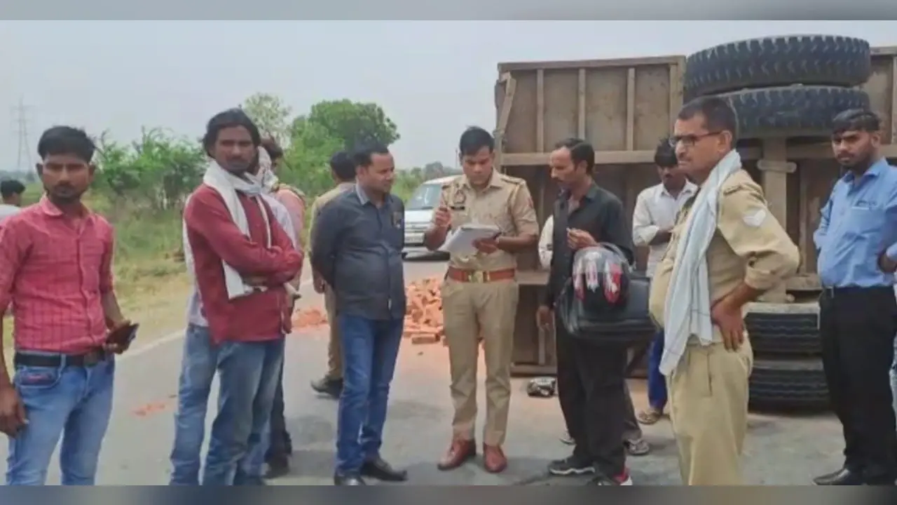अलीगढ़ में बड़ा सड़क हादसा, बेटी की दहेज का सामान लेने जा रहे पिता-पुत्र को ट्रैक्टर ने रौंदा, मौत, चालक फरार