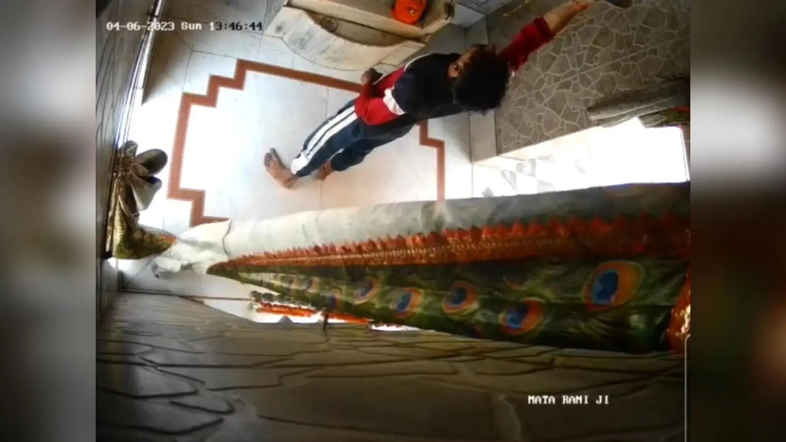 अलीगढ़ः मंदिर में भगवान के सामने युवक ने टेका माथा, फिर चुरा ले गया घंटा, घटना CCTV कैमरे में कैद