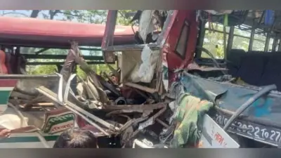 UP के आजमगढ़ में बड़ा सड़क हादसा, आपस में टकराई दो बस, कई यात्री घायल, ड्राइवर समेत तीन की हालत गंभीर