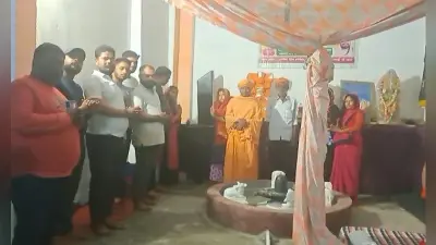 अलीगढ़ः आस्था या अंधविश्वास! शिवलिंग में दिखी भगवान शिव की आकृति, मंदिर की ओर दौड़ पड़े भक्त, जानें पूरा मामला