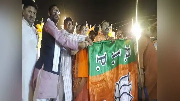 बंगाल चुनाव के बीच TMC को झटका ! सीटिंग MLA ने पार्टी से दिया इस्तीफा, बीजेपी में हुए शामिल