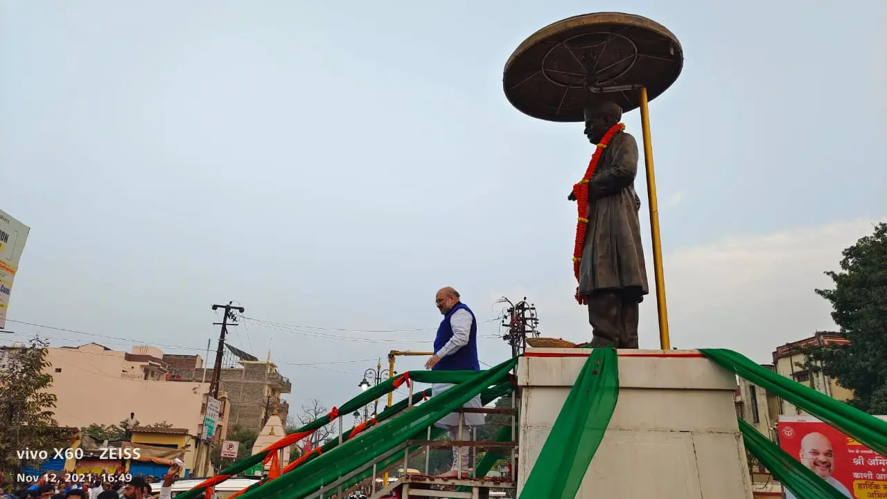 महामना पं. मदन मोहन मालवीय की प्रतिमा पर गुलाब की पंखुड़ियों की बौछार कर अमित शाह ने बजाया यूपी चुनाव का बिगुल