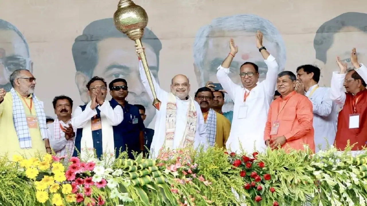 जम्मू-कश्मीर: दिल्ली में गृहमंत्री अमित शाह के साथ एलजी मनोज सिन्हा की हाई लेबल मीटिंग, घाटी में गरमाई सियासत