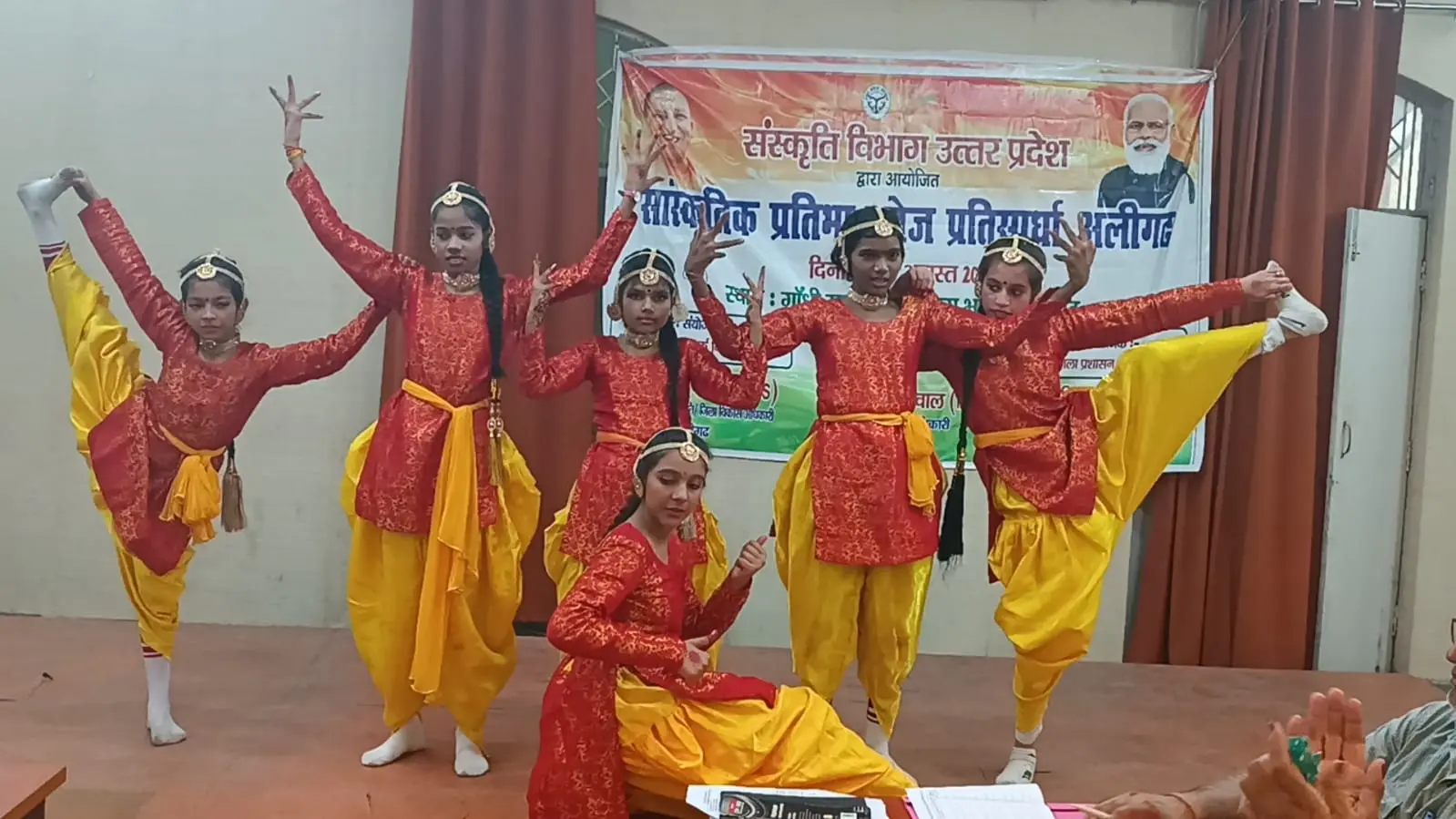 Aligarh News: अमृत महोत्सव में हुई सांस्कृतिक प्रतिभा की खोज, 5 को मिला ‘ए’ ग्रेड