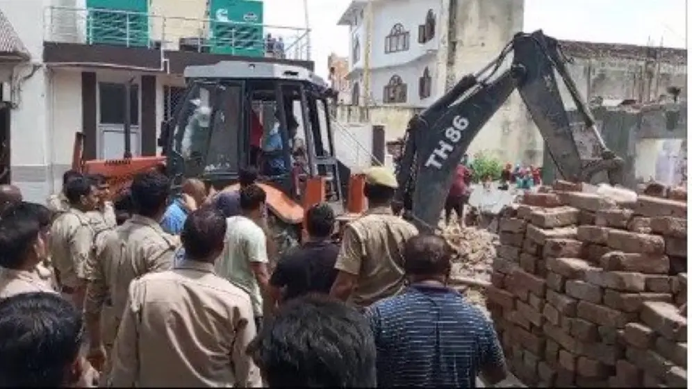 अमरोहा में निर्माणाधीन सिनेमाघर का लिंटर गिरा, दो मजदूरों की मौत, लापरवाही बरतने का आरोप