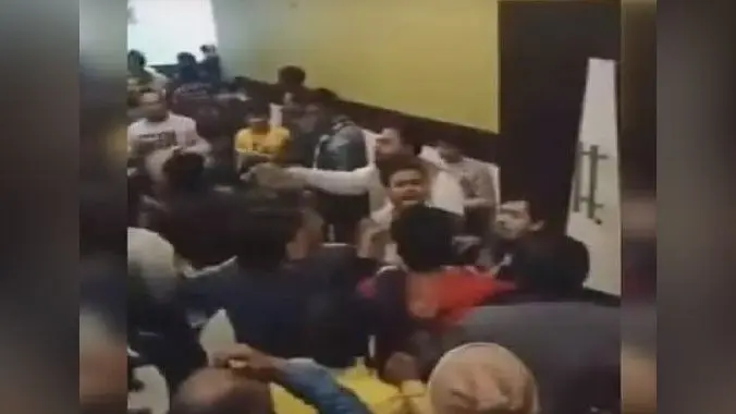 Amroha: अमरोहा में पठान फिल्म के दौरान दो पक्ष भिड़े, जमकर चले लात-घूंसे, पुलिस ने दो युवकों को किया गिरफ्तार