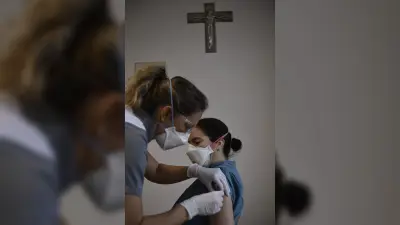 Pfizer vaccine : फाइजर की वैक्सीन नहीं लड़ पा रही कोरोना संक्रमण से, इतने लोग हो गये पॉजिटिव