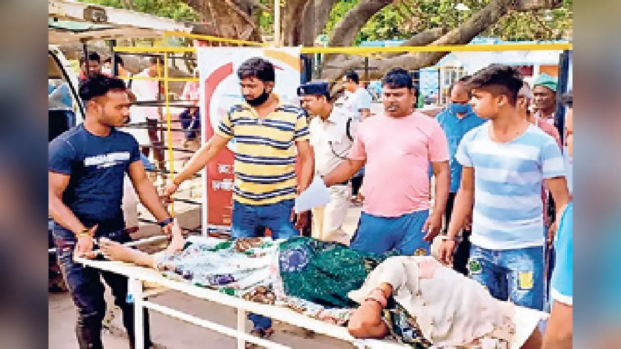 गोपालगंज में नशेड़ी बेटे ने पीट-पीट कर मां की कर दी हत्या, ग्रामीणों ने आरोपित को किया पुलिस के हवाले