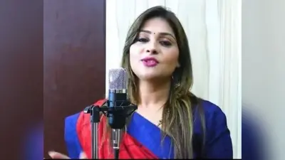 यूपी में बाबा के साथ फिर हाजिर हुईं अनामिका अंबर, बोलीं- ‘दहसतगर्दी कंप कंप जा रए, गोली मारी गोली खा रए’ देखें