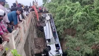 आंध्र प्रदेश में बारातियों को ले जा रही बस एनएसपी नहर में गिरी, सात लोगों की हो गई मौत