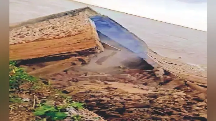 Bihar Flood 2020: सरकारी स्कूल के बाद अब आंगनबाड़ी केंद्र भी ढहकर गंगा में समाया, कटाव से बढ़ी परेशानी…