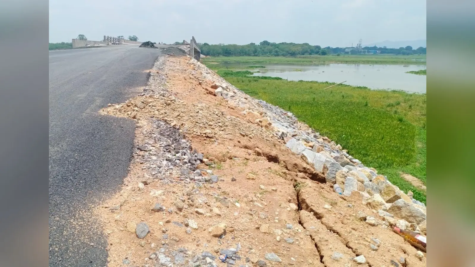 भ्रष्टाचार की भेंट चढ़ी पालकोट प्रखंड की 70 करोड़ की सड़क, दरार को मिट्टी डाल कर छुपा रहे हैं ठेकेदार