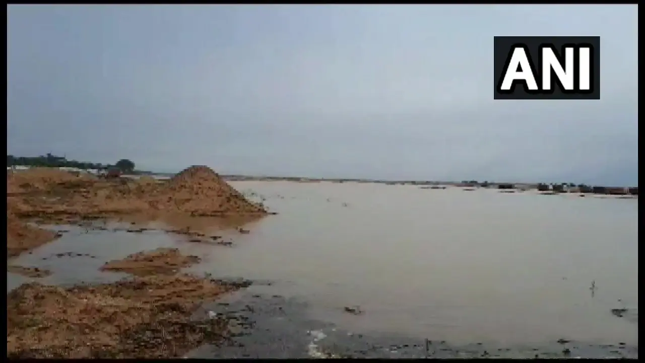 बिहार: रोहतास में सोन नदी का पानी बढ़ने से दो ट्रक डूबे, बालू उठाने की होड़ में लगे 26 ट्रक नदी में फंसे