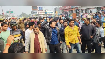 Gorakhpur News: रामगढ़ ताल में हुए अंकुर हत्याकांड में फूटा आक्रोश, परिजनों ने हाईवे किया जाम, बेबस दिखी पुलिस