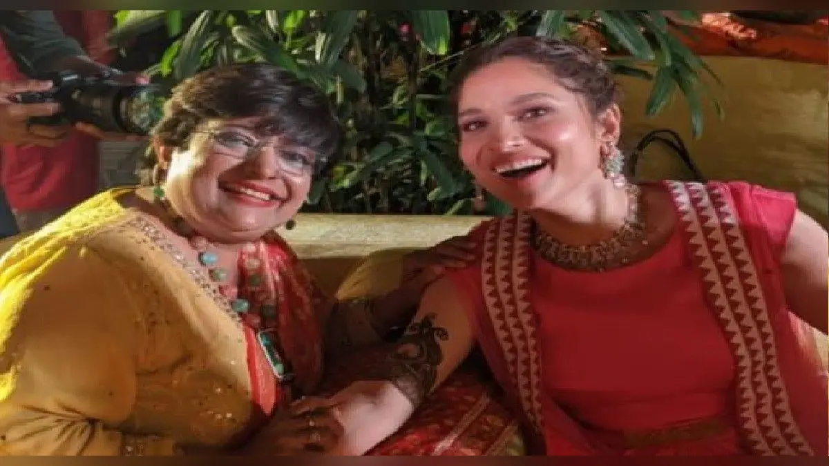 अपनी मेहंदी में होने वाले दूल्हे के सामने झूमती नजर आई अंकिता लोखंडे,हाथों पर लगाई विक्की जैन के नाम की मेंहदी