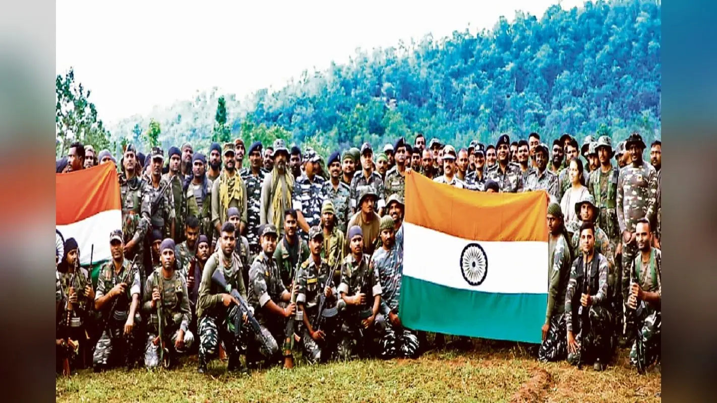 झारखंड में नक्सलियों के गढ़ बूढ़ा पहाड़ पर फहराया गया तिरंगा, DGP बोले- जवानों ने दिखाया अदम्य साहस