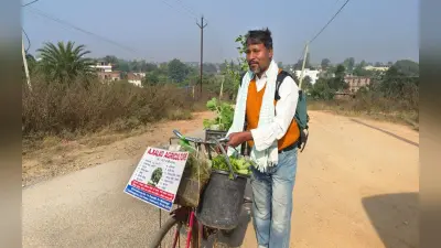 पलामू का अनूप लोगों के लिए बने प्रेरणा, शिक्षक की नौकरी छोड़ साइकिल से बेचते हैं फल, फूल व सब्जी के पौधे